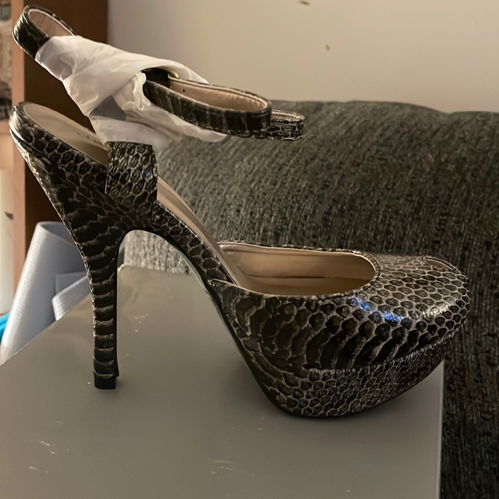 Snake print  size 8 heel